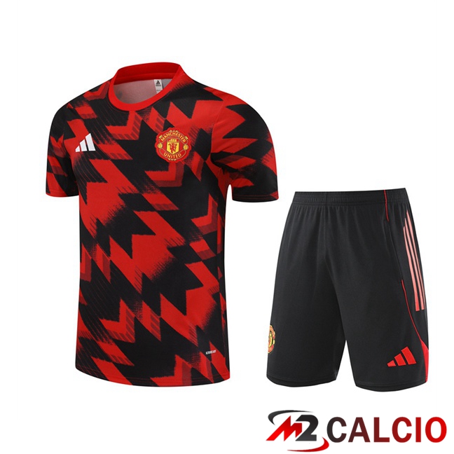 Insieme T Shirt Allenamento Manchester United + Pantaloncini Nero Rosso 2025/2026  Insieme T Shirt Allenamento Manchester United + Pantaloncini Nero Rosso 2025/2026